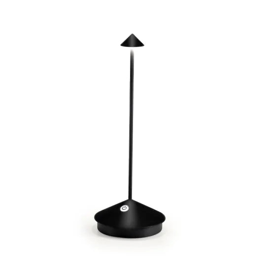 Schwarze Lampe mit kegelförmigem Schirm und rundem Taster, freigestellt auf weißem Hintergrund 14