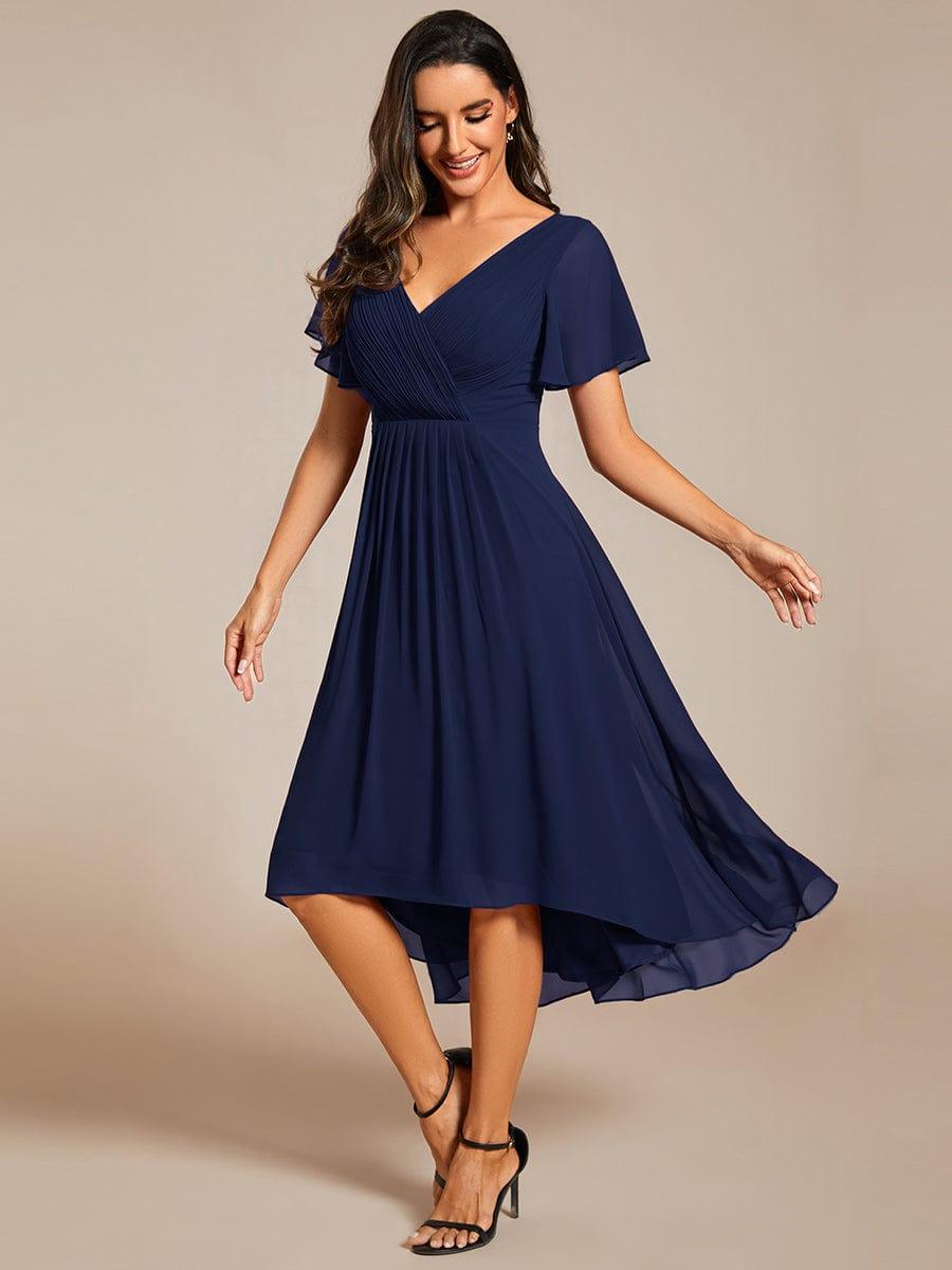 Marineblaues Chiffonkleid mit V-Ausschnitt und Flatterärmeln, Model in Bewegung, vorne kürzerer, hinten längerer Saum. 52