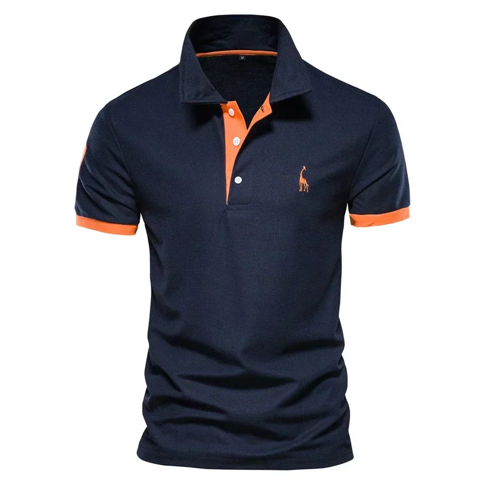Marineblaues Kurzarm-Poloshirt von vorn mit orangefarbenen Ärmelbündchen, Knopfleiste und aufgesticktem Giraffen-Motiv auf 1
