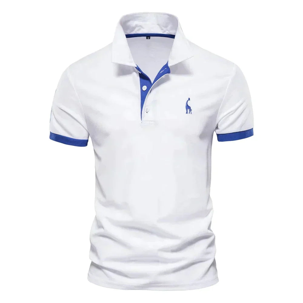 Weißes Poloshirt von vorn mit blauen Ärmelbündchen, blauem Kragenabschluss und blau gesticktem Giraffen-Motiv auf der Brust 3