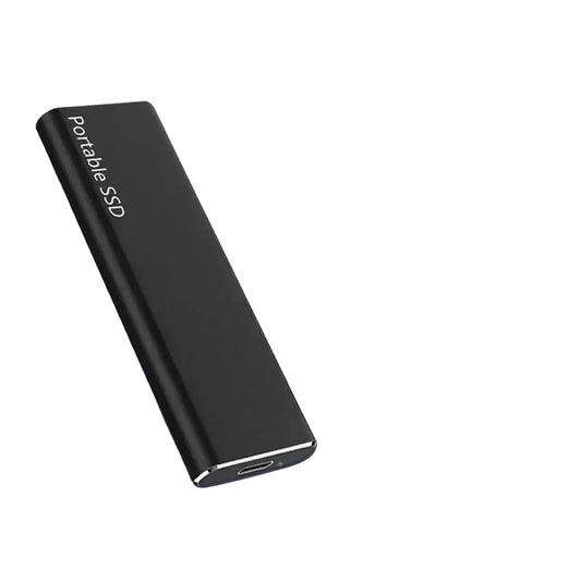 Schwarze externe Festplatte mit USB-C-Anschluss, schräg von vorn auf weißem Hintergrund.