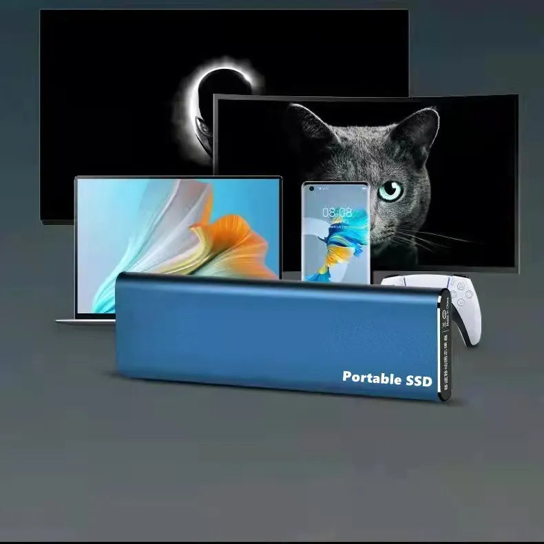 Blaue externe Festplatte vor Fernsehern, Laptop, Smartphone und Gamepad.