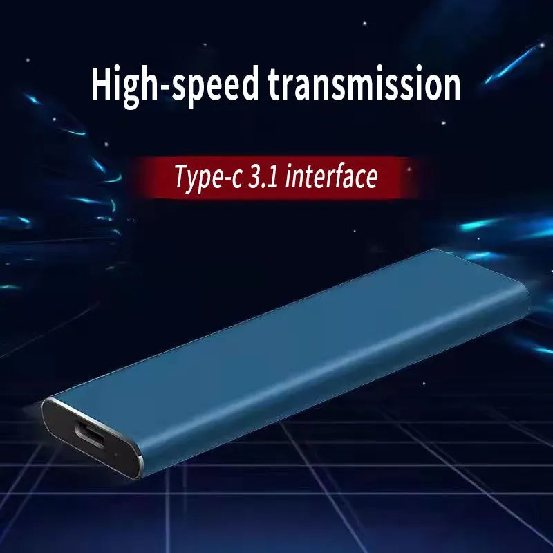 Blaue externe Festplatte schräg von vorn auf dunklem Hintergrund mit USB-C-Anschluss.