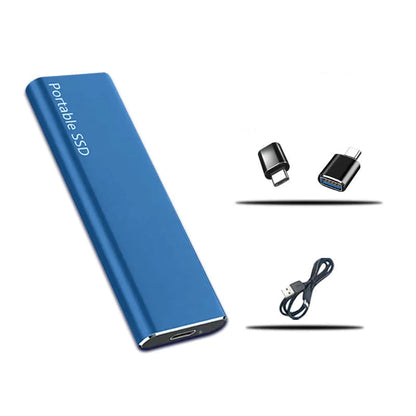 Blaue externe Festplatte mit zwei USB-Adaptern und einem Anschlusskabel.