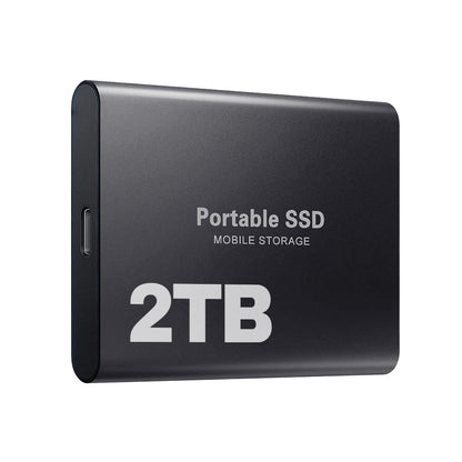 Externe SSD in Schwarz im Schrägblick mit USB-C-Buchse an der Schmalseite, ohne Kabel.