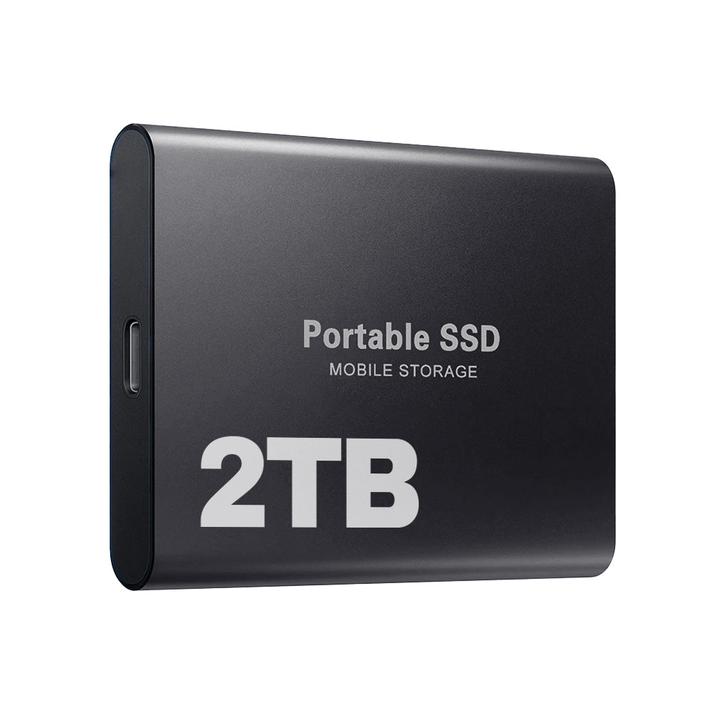 Schwarze flache SSD im Aluminiumgehäuse schräg von vorn, USB-C-Anschluss an der Schmalseite, ohne Kabel 2
