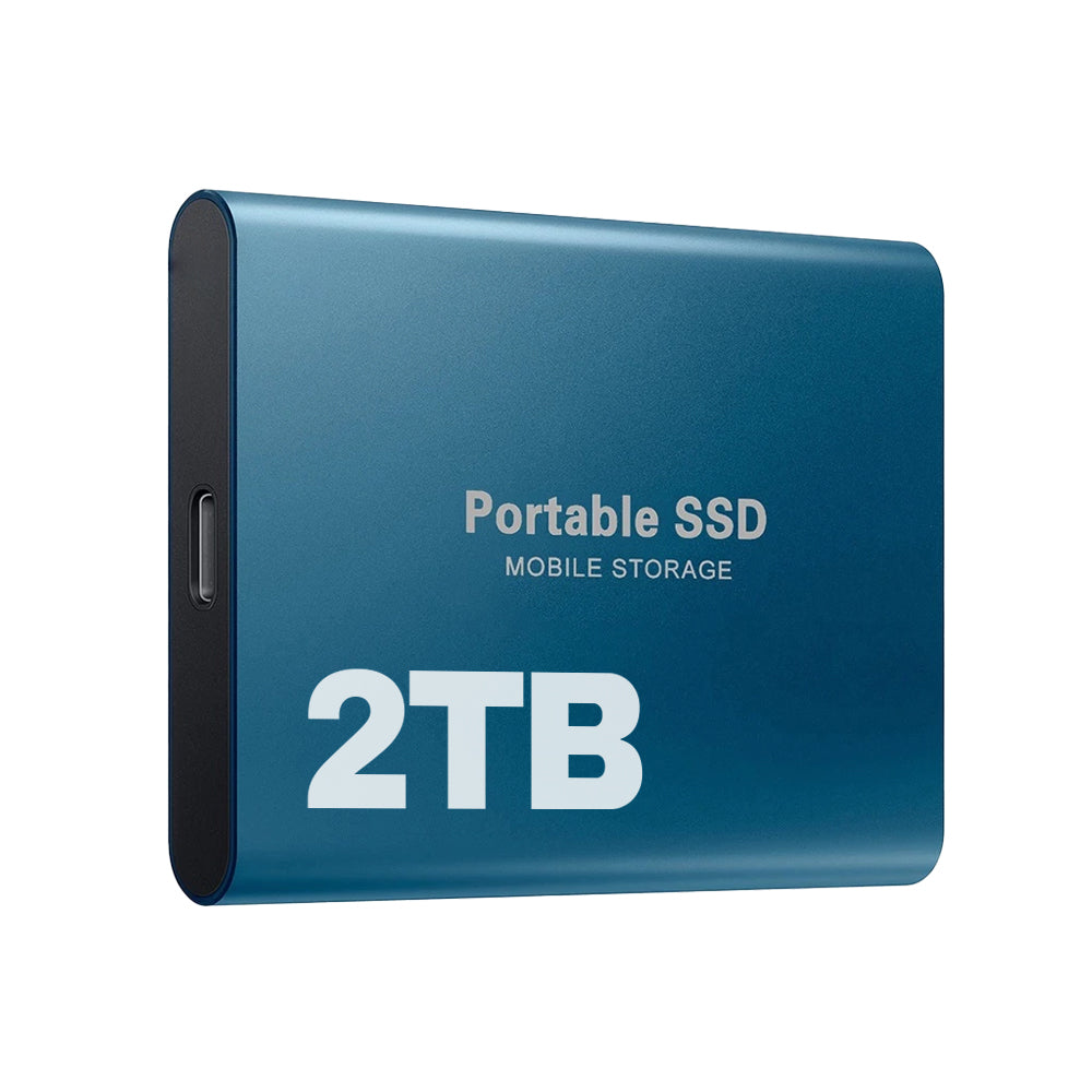 Externe SSD in Blau mit mattem Metallgehäuse im Schrägblick, mit USB-C-Buchse an der Schmalseite.