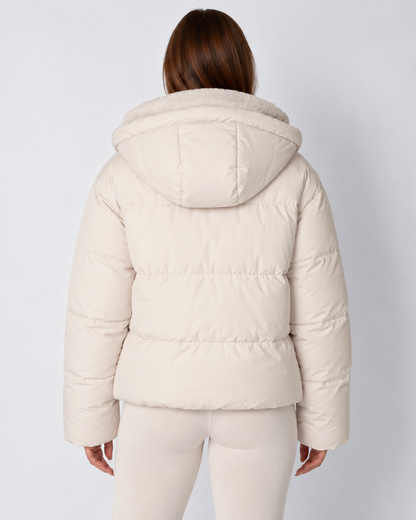Rückansicht der cremeweißen Steppjacke mit Kapuze und horizontalen Steppnähten am Rücken 4