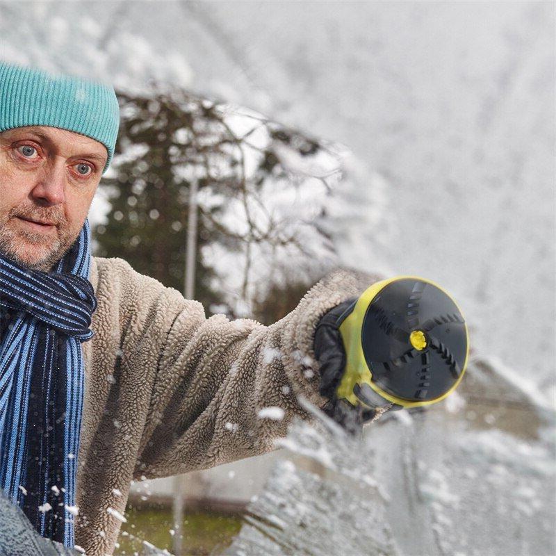 Mann mit Mütze und Schal hält den Eiskratzer mit der runden Kratzfläche gegen eine verschneite Scheibe 3