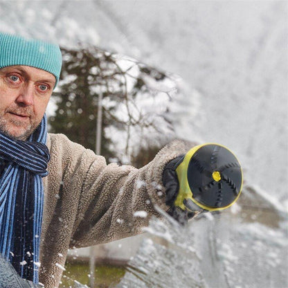 Mann mit Mütze und Schal hält den Eiskratzer mit der runden Kratzfläche gegen eine verschneite Scheibe 3