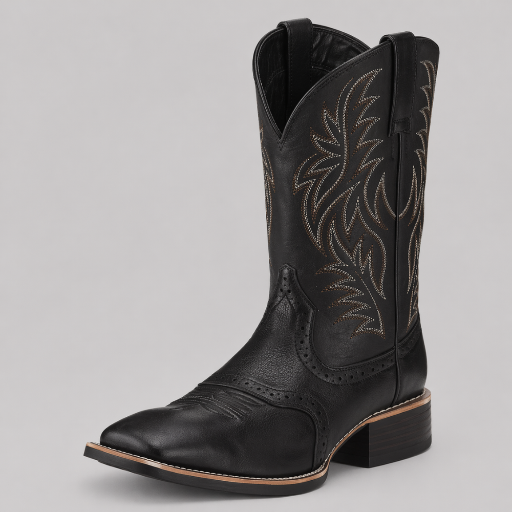 Schwarzer Westernstiefel in Schrägansicht mit heller Zierstickerei am Schaft und Lochmuster am Vorderfuß 1
