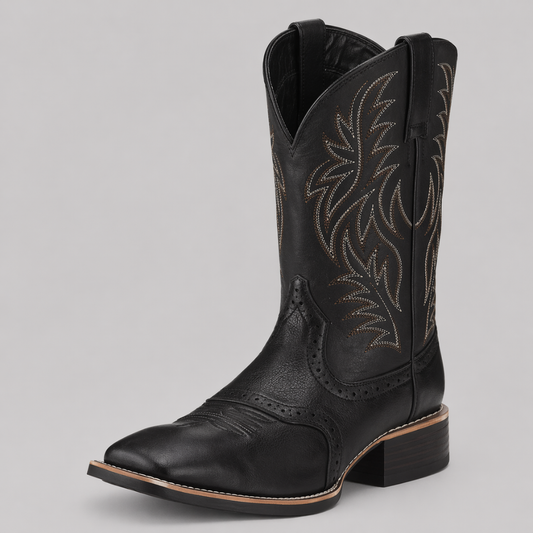 Schwarzer Westernstiefel in Schrägansicht mit heller Zierstickerei am Schaft und Lochmuster am Vorderfuß 1