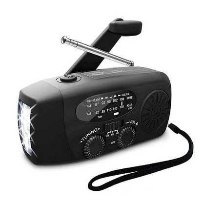 Schwarzes Kurbelradio mit ausgezogener Antenne, eingeklappter Kurbel und Trageschlaufe, die Taschenlampe leuchtet 2