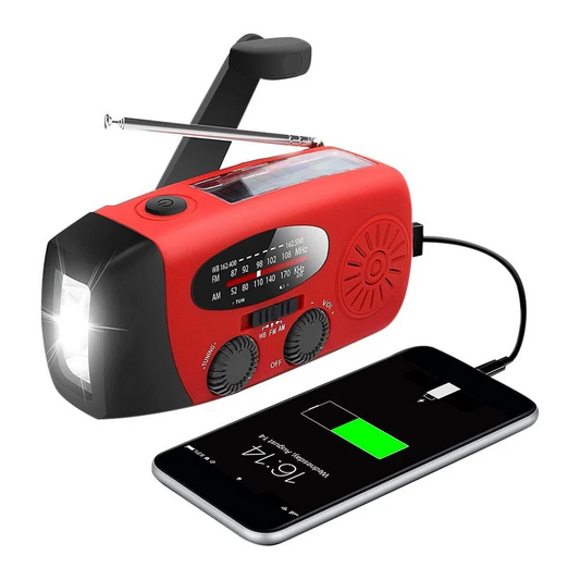 Rotes Kurbelradio mit leuchtender Taschenlampe, per USB-Kabel mit einem Smartphone verbunden, dessen Akku lädt 1