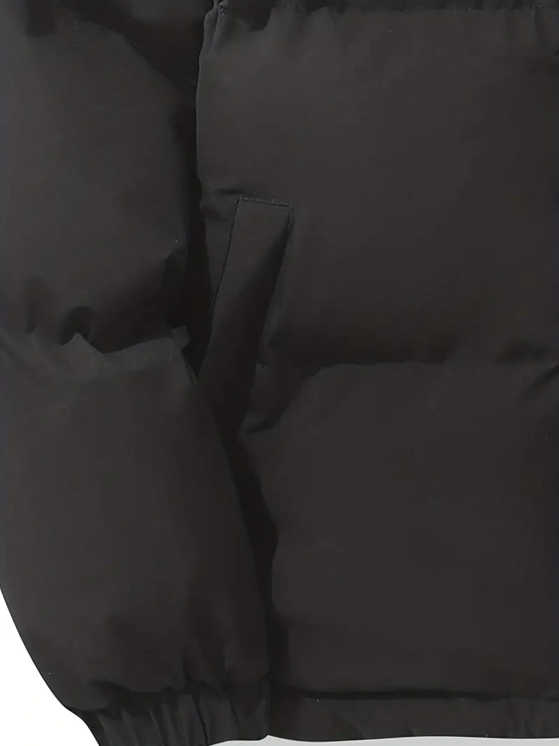 Schwarze warme Kapuzenjacke, klassisches Design, isoliert, Winterbekleidung, Herrenmode.