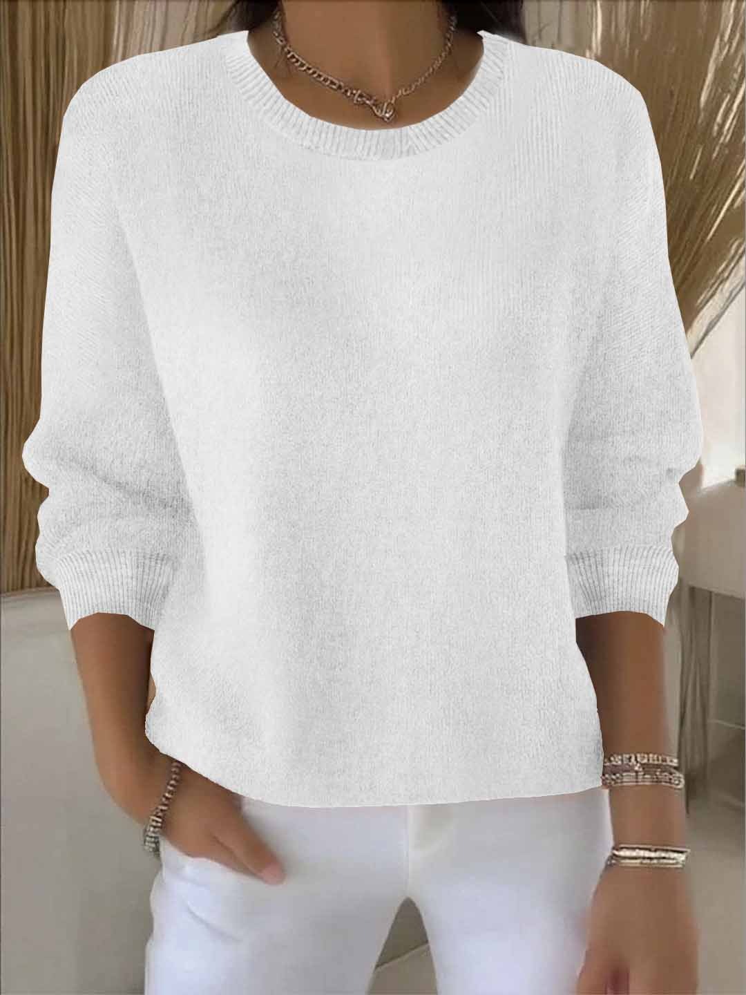 Frontansicht des Strickpullovers in Weiß mit gerippten Bündchen, getragen zu weißer Hose 3