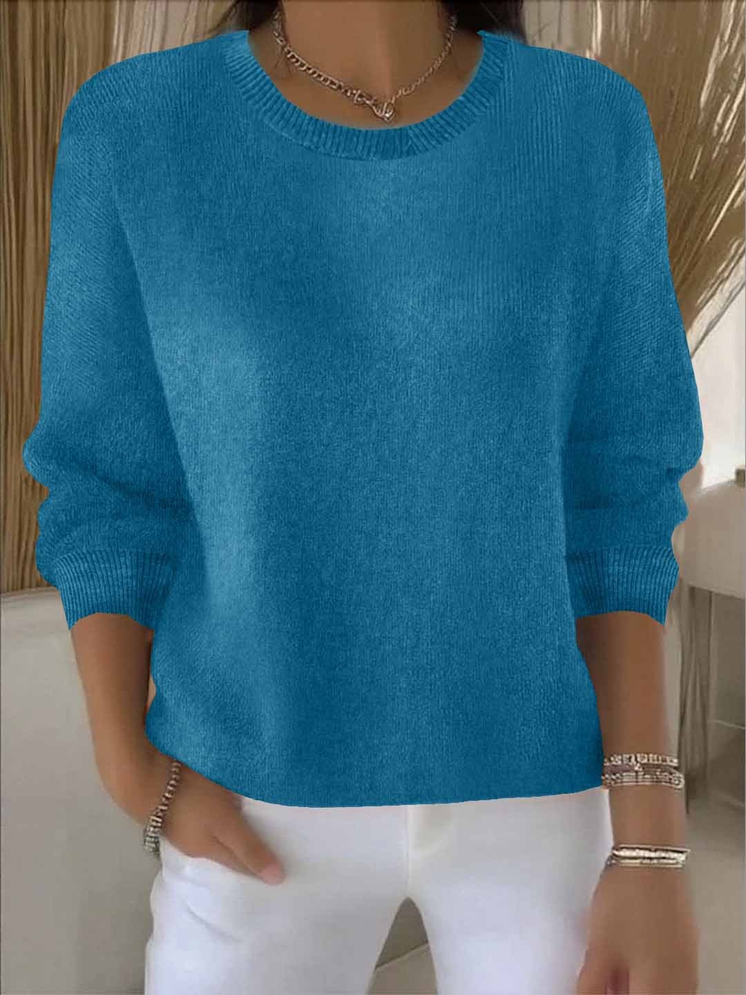 Strickpullover in sattem Blau mit gerippten Ärmelbündchen, getragen zu weißer Hose 12