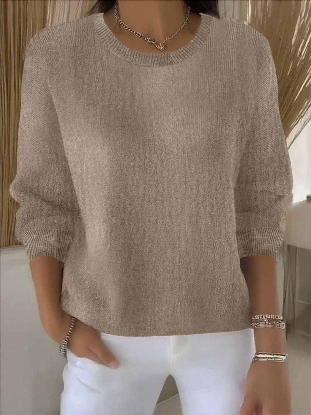 Strickpullover in Taupe mit gerippten Ärmelbündchen, getragen zu weißer Hose und Halskette 5