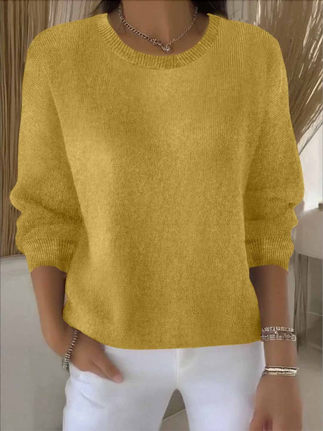 Strickpullover in Senfgelb mit gerippten Bündchen, getragen zu weißer Hose und Silberschmuck 8