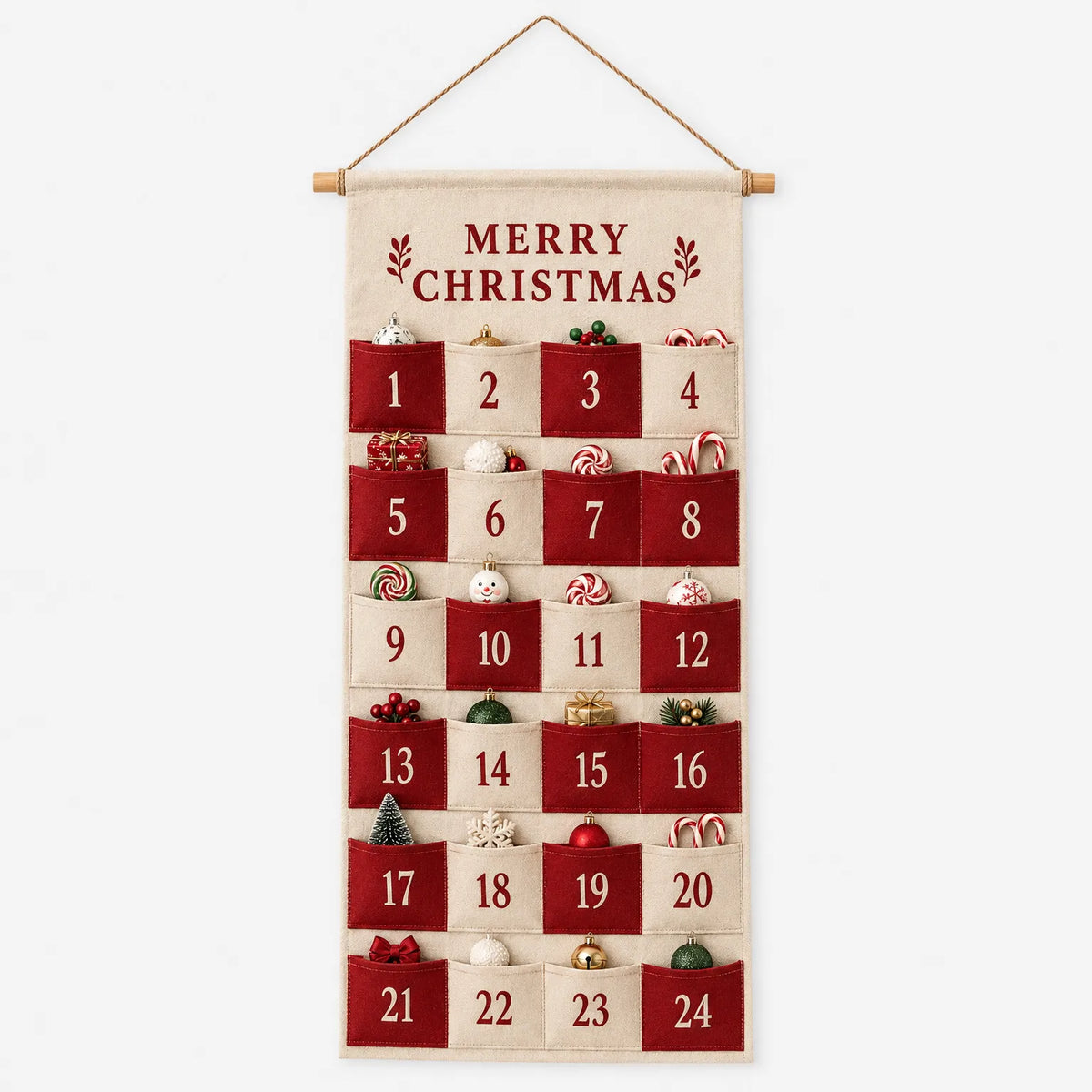 Frontansicht des Stoffkalenders mit Holzstab und Hängeschnur vor weißem Hintergrund, die 24 Taschen sind mit kleinen Weihnachtsdekorationen gefüllt. 2