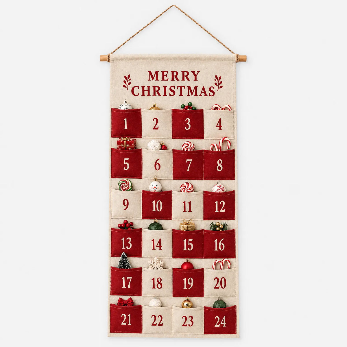 Gesamtansicht des hängenden Kalenders mit rot und beige abwechselnden Taschen, jede mit Zahl und kleinen Weihnachtsfiguren als Füllung. 4
