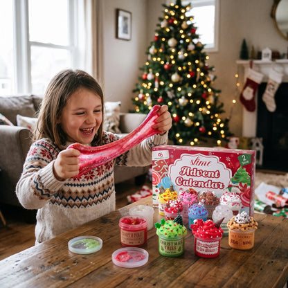 Lachendes Mädchen im Strickpullover zieht roten Glitzerschleim vor Weihnachtsbaum, daneben Adventskalenderbox und geöffnete 1
