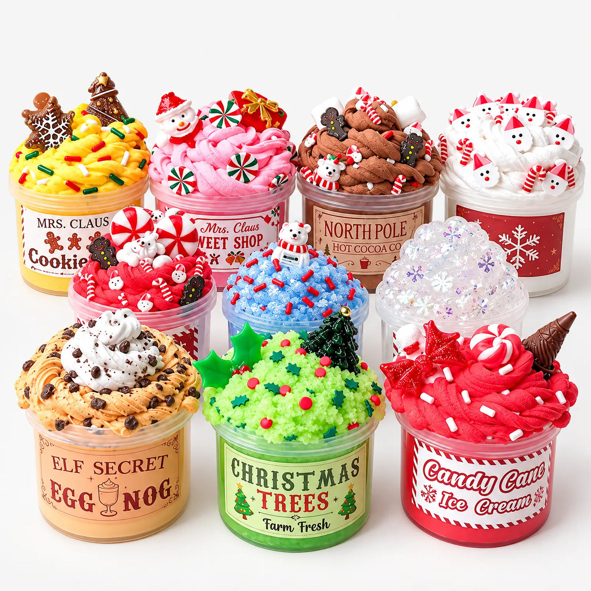 Zehn Schleimtöpfe in Weihnachtsfarben, verziert wie Desserts mit Streuseln, Zuckerstangen und Figuren, vor weißem 2