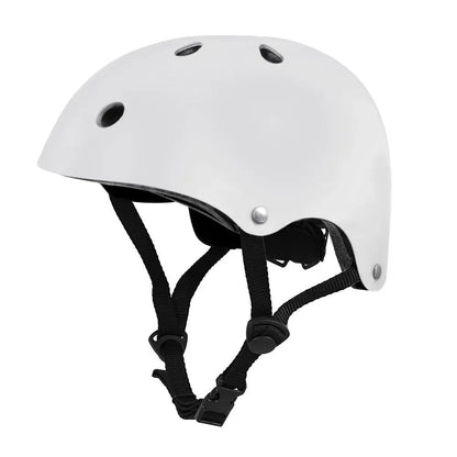 Weißer Fahrradhelm mit Belüftungslöchern, verstellbarem Kinnriemen, Sicherheitsschutz.