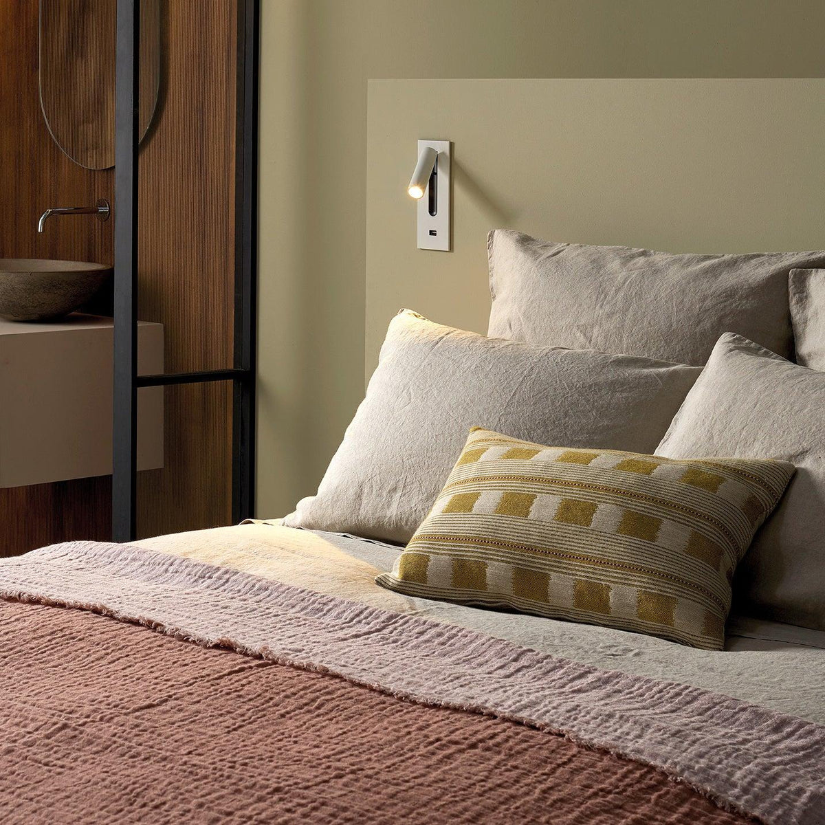 Weiße Wandleuchte mit USB-Anschluss am Kopfteil, Bett mit Leinenkissen, Schlafzimmer in Grüntönen 31