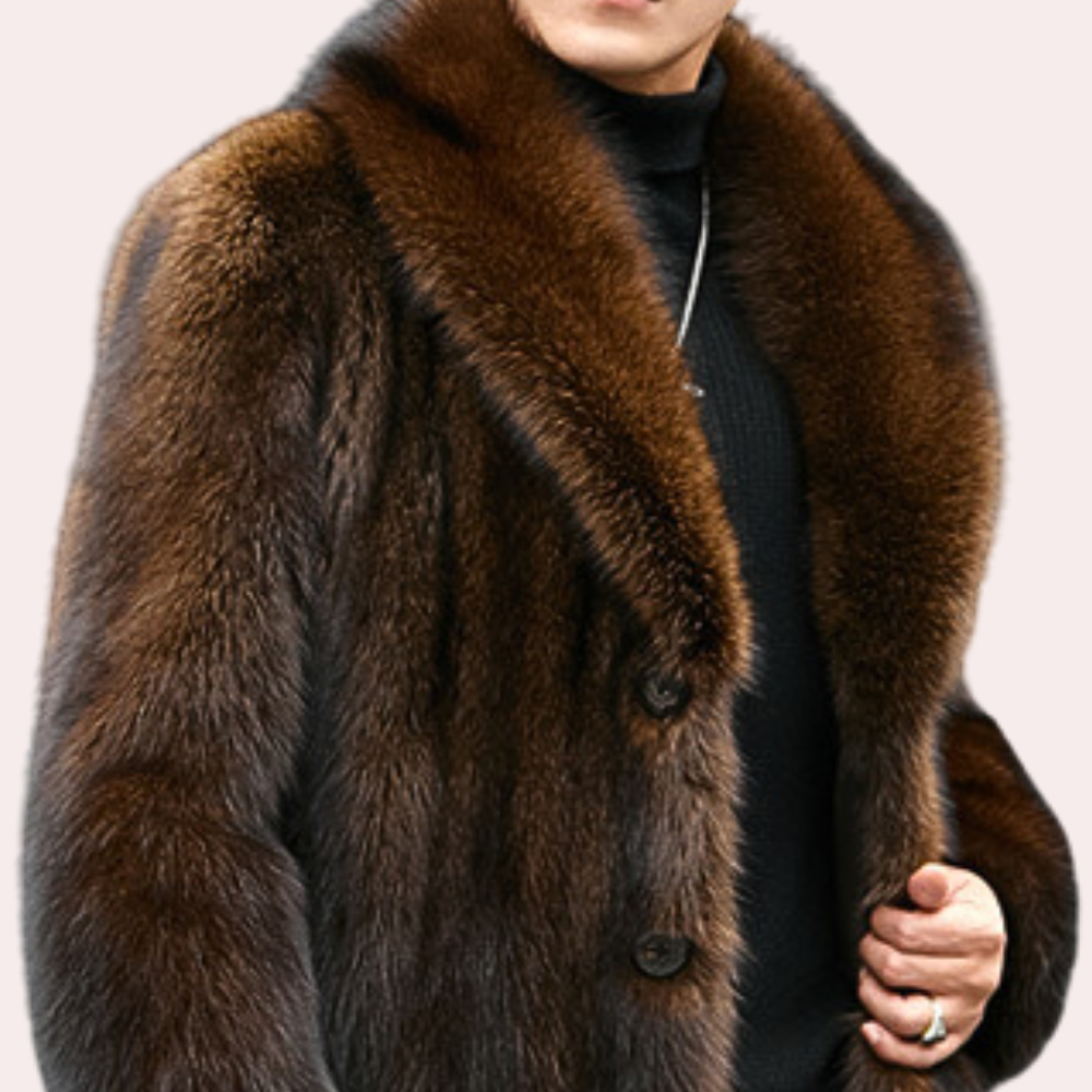 Brauner Pelzmantel, luxuriös, Herrenmode, Winterbekleidung, eleganter Stil, warm, hochwertig.