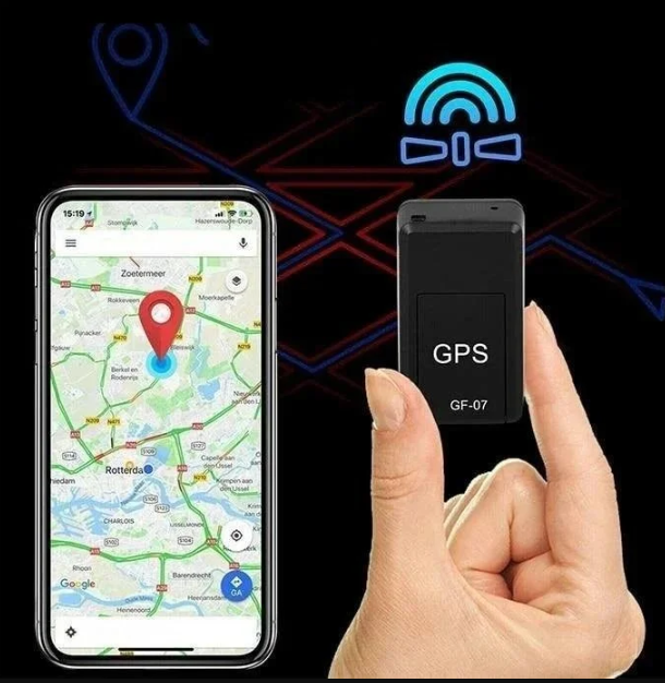 Detail: Hand hält den kleinen schwarzen Tracker neben einem Smartphone mit rotem Standortpunkt.