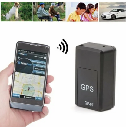 Detail: Hand hält ein Smartphone mit Kartenansicht neben dem schwarzen Tracker.