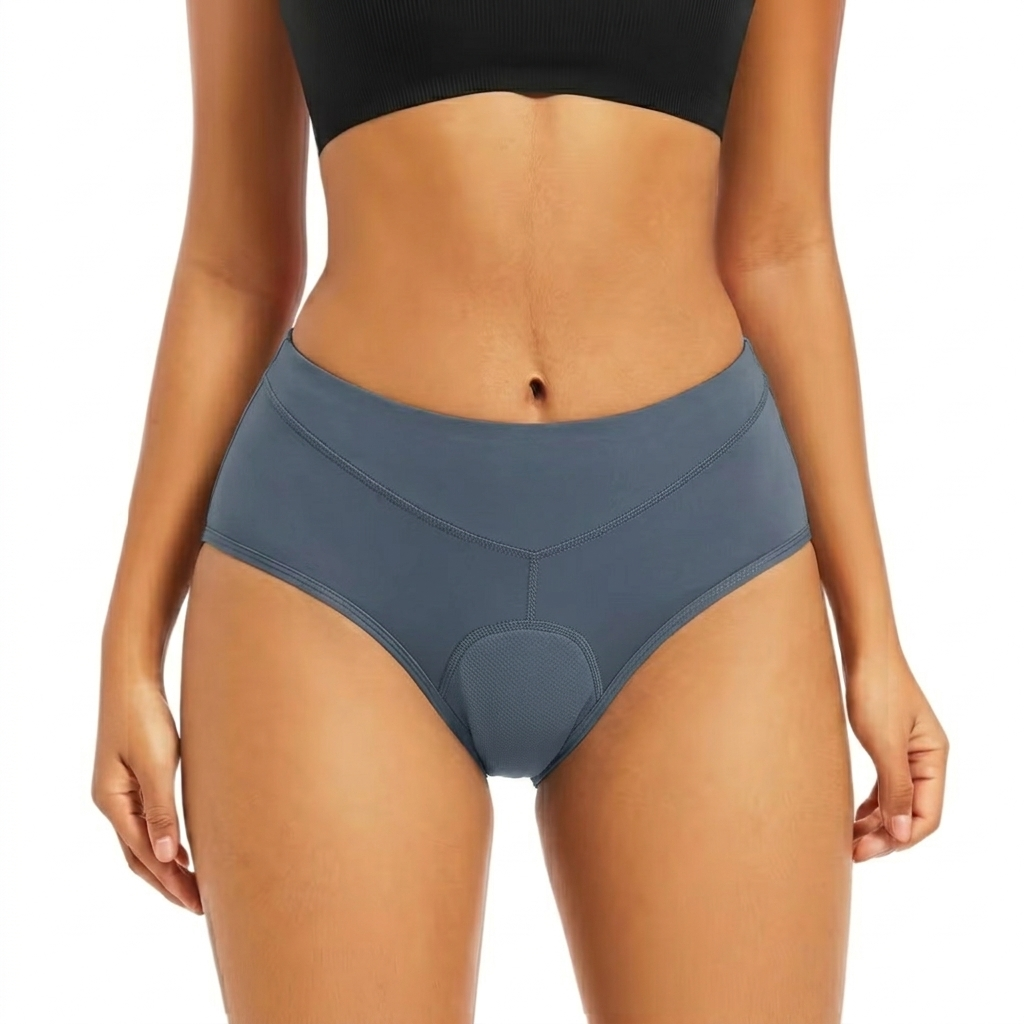 Frontansicht der blaugrauen Radunterhose am Model, mit sichtbarem Polster aus Netzstoff im Schritt 9