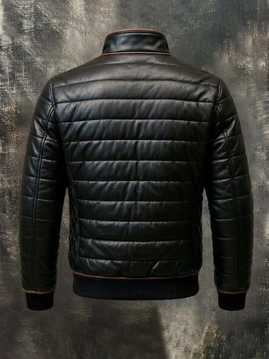 Rückansicht der schwarzen Steppjacke mit waagerechten Steppnähten, hohem Kragen und geripptem Saum 4