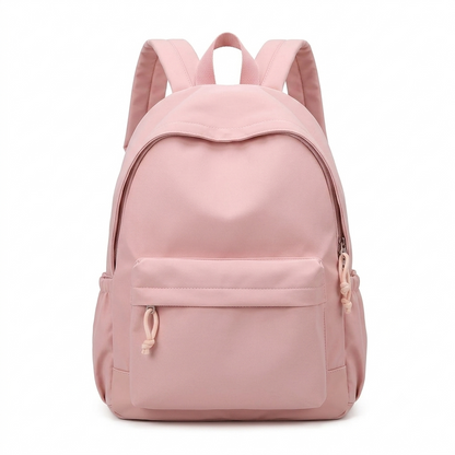 Rosafarbener Rucksack in Frontansicht mit Vordertasche, Zugbändchen und gepolsterten Trägern vor weißem Hintergrund.