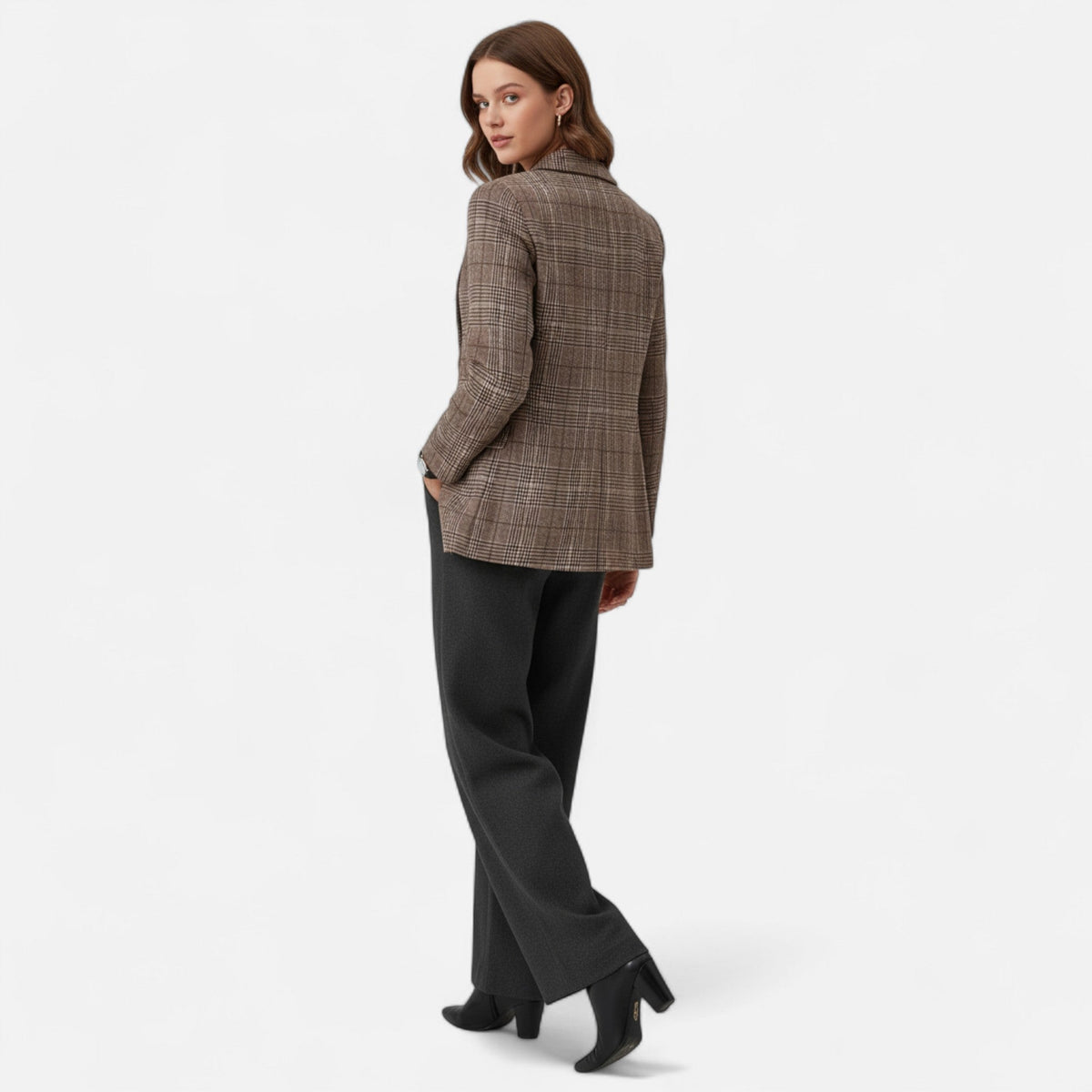 Braun karierter Blazer, Rückansicht als Ganzkörperaufnahme.