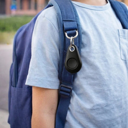 Schwarzer Tracker mit Karabiner am Schultergurt eines blauen Kinderrucksacks, Nahaufnahme an der Schulter eines Kindes 3