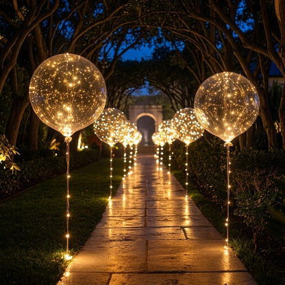 Transparente Leuchtballons mit warmem Licht im Garten.