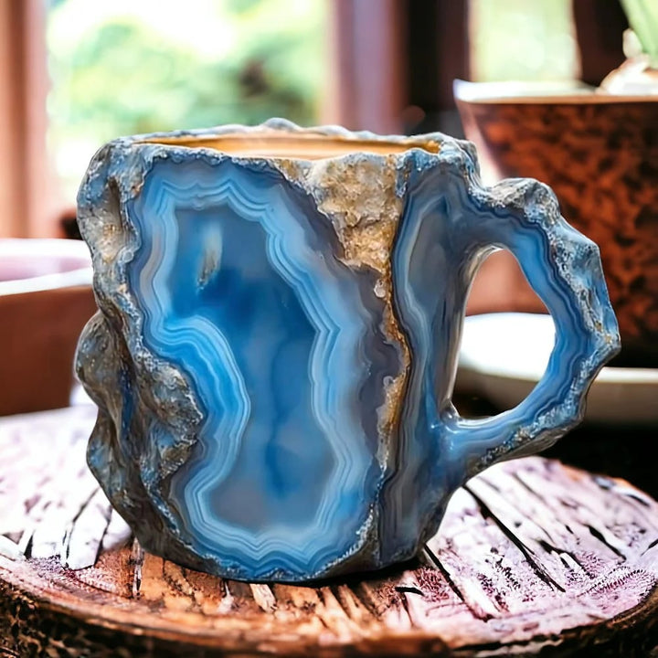 Handgefertigte Tasse aus Mineralkristall in Blau mit weißen Achatbändern und rauem Rand