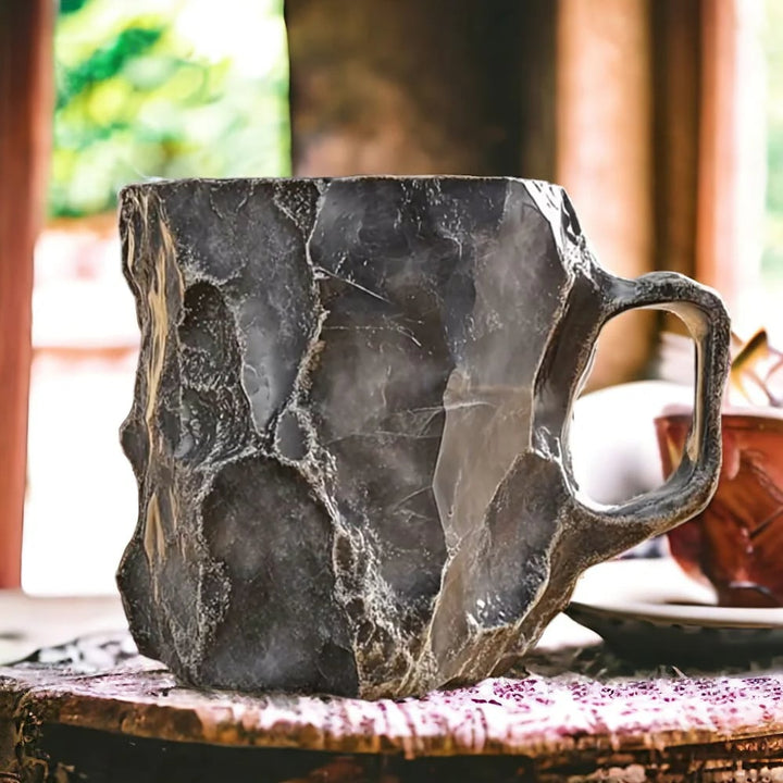 Handgefertigte Tasse aus Mineralkristall in dunklem Grau mit kantiger Felsoptik