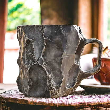 Handgefertigte Tasse aus Mineralkristall in dunklem Grau mit kantiger Felsoptik