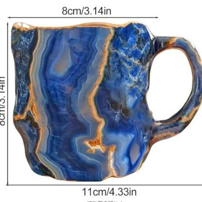 Handgefertigte Tasse aus Mineralkristall in Blau mit goldenen Adern und Maßangaben
