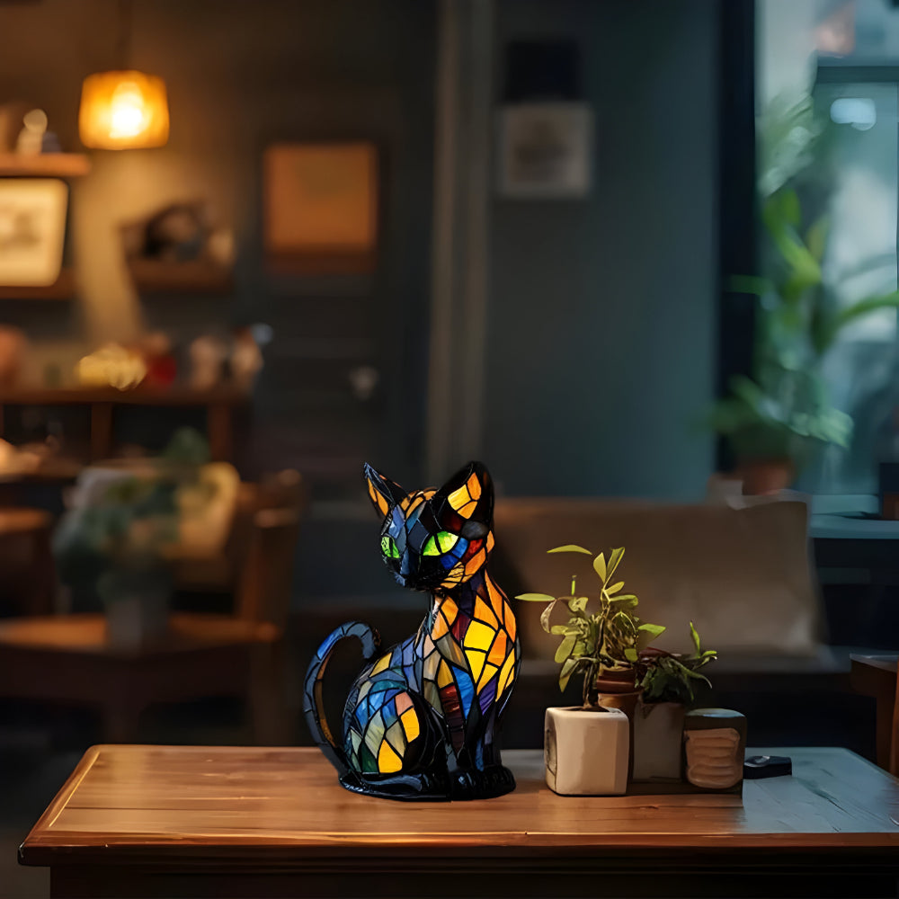 Katzenlampe auf einem Holztisch neben kleinen Topfpflanzen in einem gemütlich eingerichteten Wohnraum 3