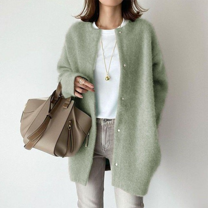 Flauschiger Cardigan in Mintgrün mit Druckknöpfen, getragen zu weißem Shirt, hellgrauer Jeans und Handtasche 8