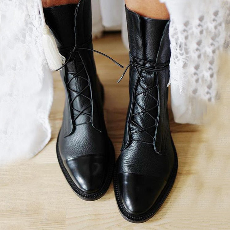 Schwarze Lederstiefel mit Schnürung, Damenmode, elegantes Design, Herbst-Winter-Trend.