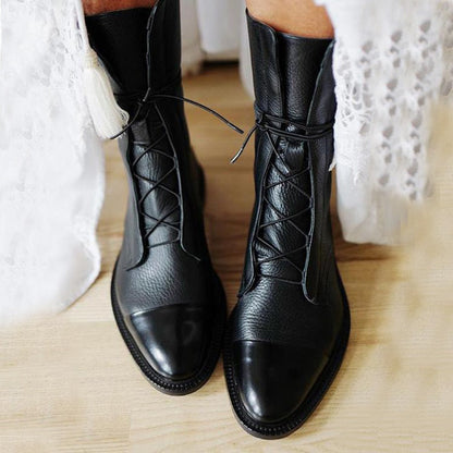 Schwarze Lederstiefel mit Schnürung, Damenmode, elegantes Design, Herbst-Winter-Trend.
