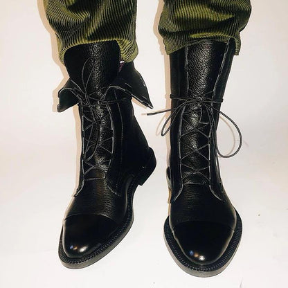 Schwarze Lederstiefel mit Schnürung, glänzende Kappe, Herrenmode, elegantes Design, Herbstmode.