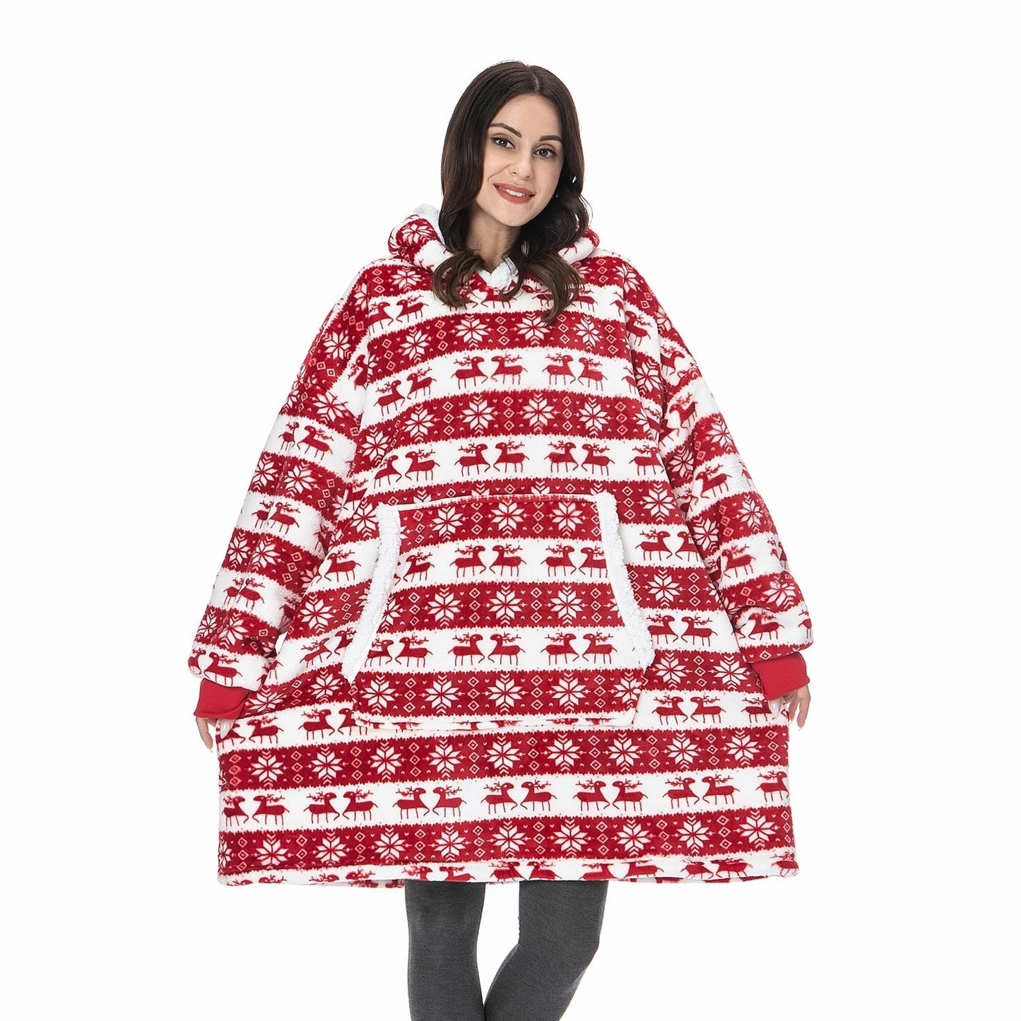 Frau in rotem Weihnachts-Pullover-Kleid mit Rentiermuster, gemütliche Wintermode.