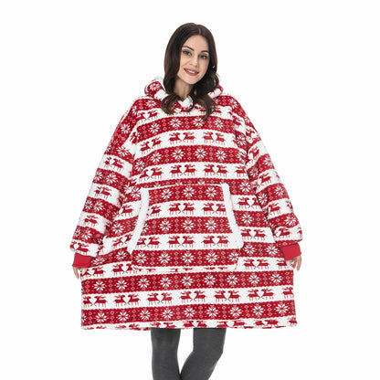 Frau in rotem Weihnachts-Pullover-Kleid mit Rentiermuster, gemütliche Wintermode.