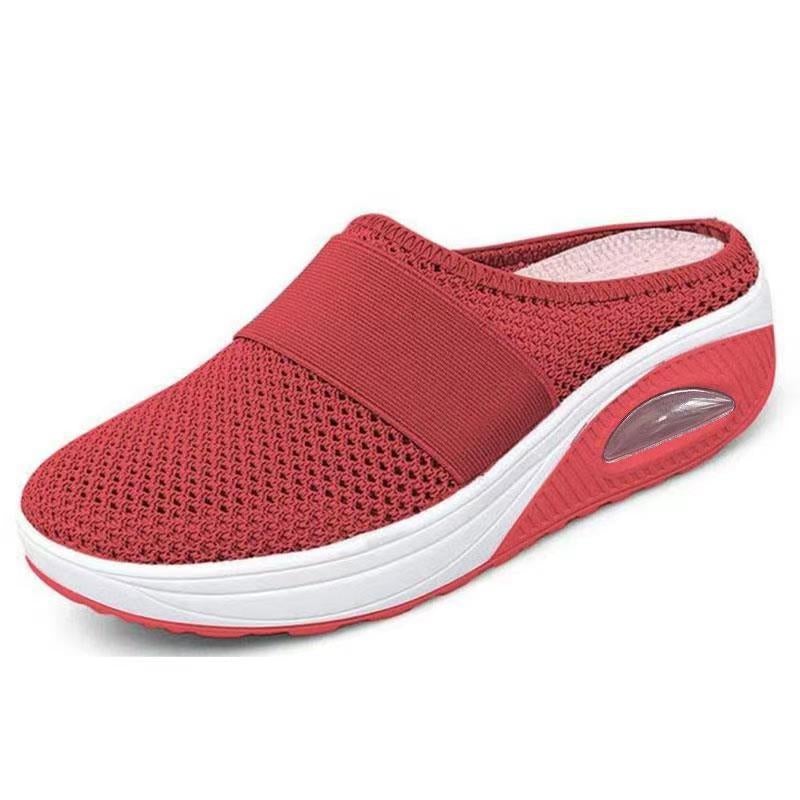 Roter Slipper aus Netzgewebe mit weißer Zwischensohle und sichtbarem Luftkissen, Schrägansicht 6